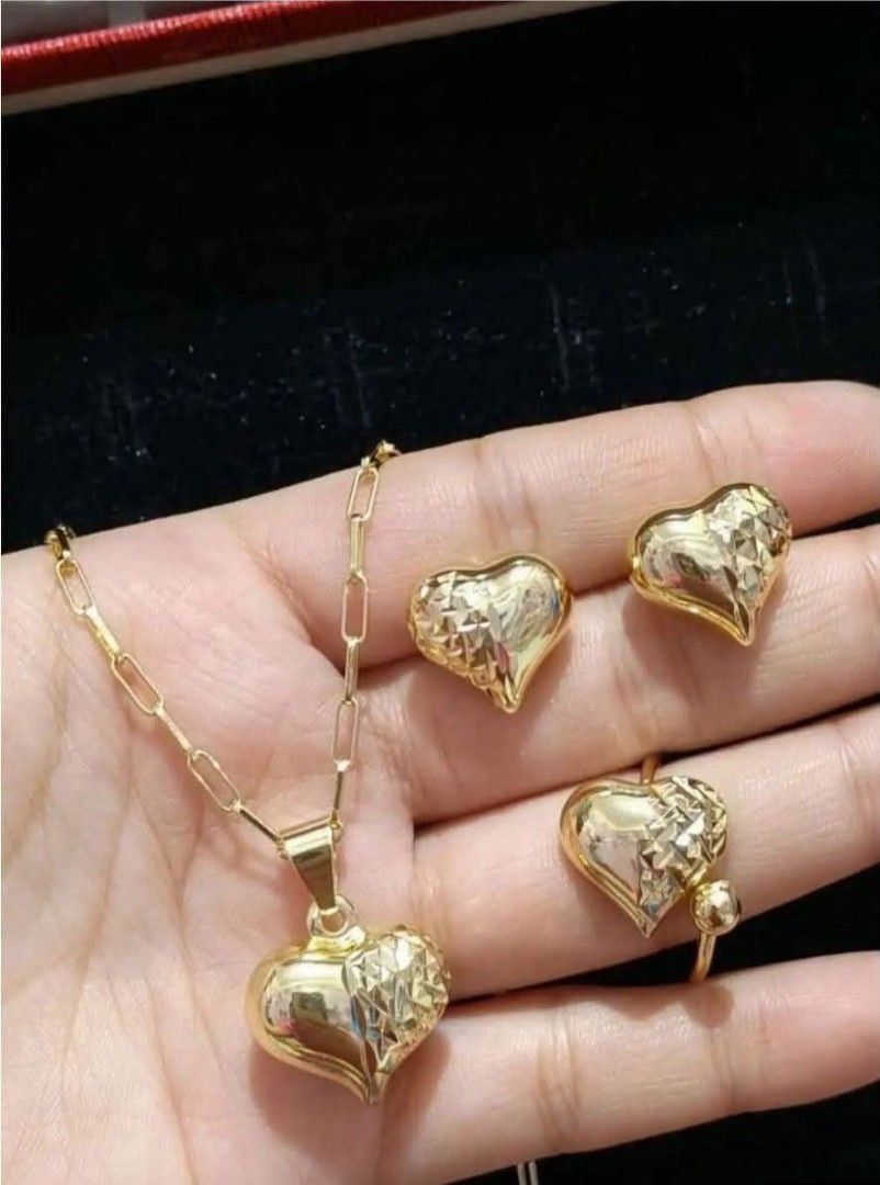 14K Vermeil Gold 3n1 Set (Category: Necklaces) located in Caloocan City. Submitted by cheskhaionlinestore2.0 (Listing ID 1470946639, Image 3). Description: New Collection 🥰 14k GOLD VERMEIL Super Sale ⚡ 3n1 Set ₱1200 only 📌 What is Vermeil Gold? 14K Vermiel Gold Gold vermeil (pronounced ver-may) is a high-quality type of gold-plated jewelry defined by a sterling silver base metal, a thick gold layer (at least 2.5 microns), and a gold purity of 