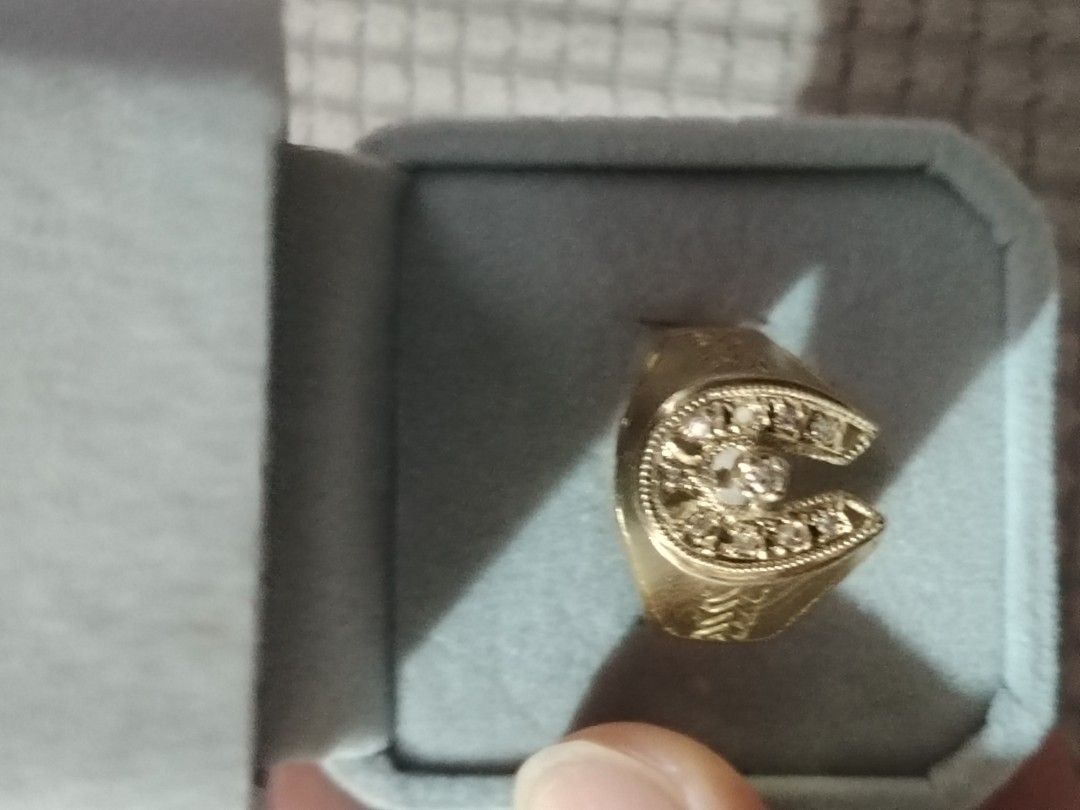 14KARAT Gold Horseshoe Ring with Diamonds (Category: Rings) located in Santa Rosa. Submitted by RRRR0520 (Listing ID 1470972308, Image 1). Description: - Material/Design: Gold horseshoe-shaped ring with a stylish textured band - Stones: Embellished with small round diamonds framing the shape and 1 larger diamond set inside the curve - Perfect for: Gifts, special occasions, or everyday luxury - Shipping: Ships fast via J&T / Meetups possible (Mess