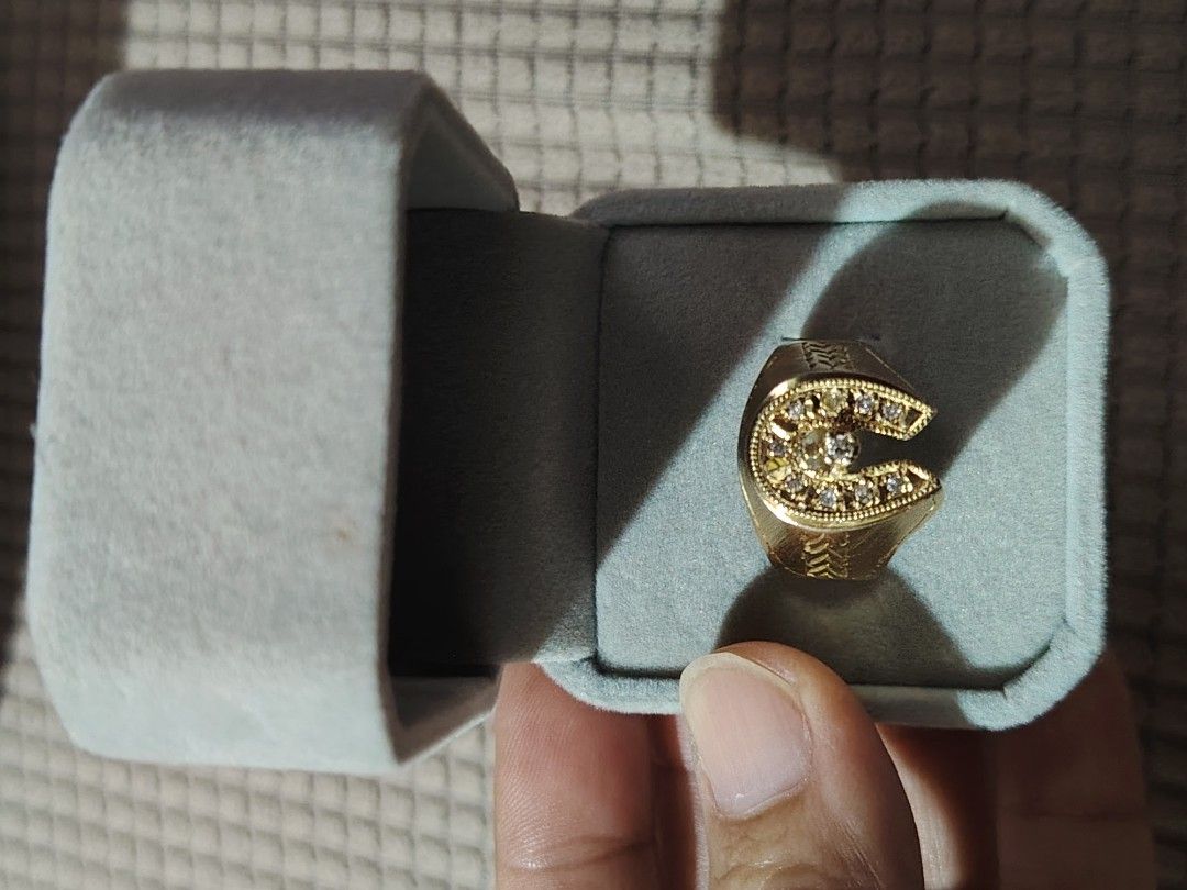14KARAT Gold Horseshoe Ring with Diamonds (Category: Rings) located in Santa Rosa. Submitted by RRRR0520 (Listing ID 1470972308, Image 2). Description: - Material/Design: Gold horseshoe-shaped ring with a stylish textured band - Stones: Embellished with small round diamonds framing the shape and 1 larger diamond set inside the curve - Perfect for: Gifts, special occasions, or everyday luxury - Shipping: Ships fast via J&T / Meetups possible (Mess