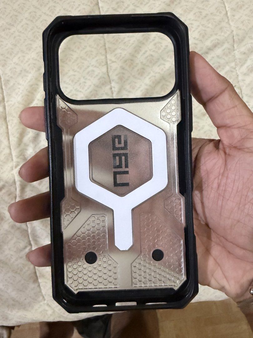17 / 18 pro max UAG plasma case (Category: Cases & Sleeves) located in Iloilo. Submitted by heco2k1999542 (Listing ID 1470979191, Image 2). Description: May lp sa sure buyer.