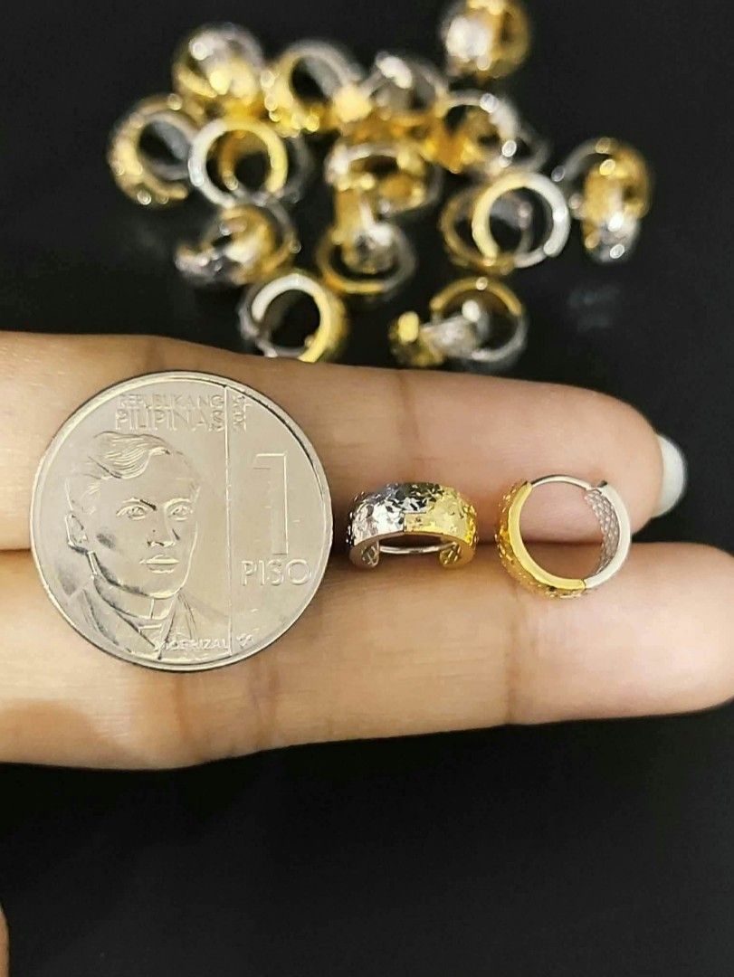 18k Hk gold earrings (Category: Earrings) located in Manila. Submitted by bhelgoldseller2ndaccount (Listing ID 1471051278, Image 1). Description: New!!✨New!!✨New!! Authentic 18k Hk Golds 💯pawnable/naisasanla 💯with high appraisal rate 💯good investment 💯Direct supplier price 👉OPEN for resellers 🌺please take time to evaluate their actual sizes and grams 👉Best panggift for all occasions ✅ Sold per grams not per piece Kya lowest price ✅With pro