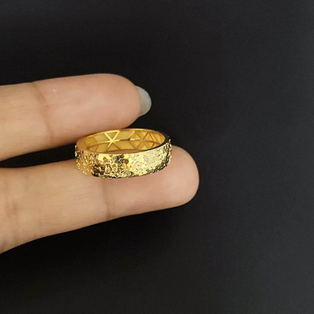 18k Hk gold fishscale ring (Category: Rings) located in Manila. Submitted by bhelgoldseller2ndaccount (Listing ID 1471051089, Image 2). Description: New!!✨New!!✨New!! Authentic 18k Hk Golds 💯pawnable/naisasanla 💯with high appraisal rate 💯good investment 💯Direct supplier price 👉OPEN for resellers 🌺please take time to evaluate their actual sizes and grams 👉Best panggift for all occasions ✅ Sold per grams not per piece Kya lowest price ✅With 
