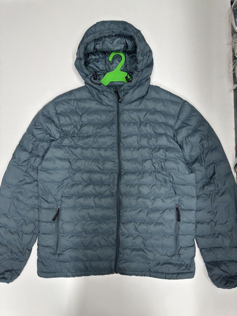 32 Degrees Heat Quilted Puffer Jacket Hooded Teal Medium (Category: Coats, Jackets and Outerwear) located in Bustos. Submitted by thenlnclot60500 (Listing ID 1470945919, Image 1). Description: - Brand/Model: 32 Degrees Heat Hooded Jacket - Color: Teal Green - Size: Medium (M) - Design: Quilted with full zip front and secure zippered side pockets - Material: 100% nylon shell; 100% polyester lining, pocket bag, and insulation - Care: Machine wash c
