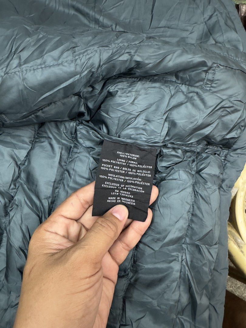 32 Degrees Heat Quilted Puffer Jacket Hooded Teal Medium (Category: Coats, Jackets and Outerwear) located in Bustos. Submitted by thenlnclot60500 (Listing ID 1470945919, Image 3). Description: - Brand/Model: 32 Degrees Heat Hooded Jacket - Color: Teal Green - Size: Medium (M) - Design: Quilted with full zip front and secure zippered side pockets - Material: 100% nylon shell; 100% polyester lining, pocket bag, and insulation - Care: Machine wash c