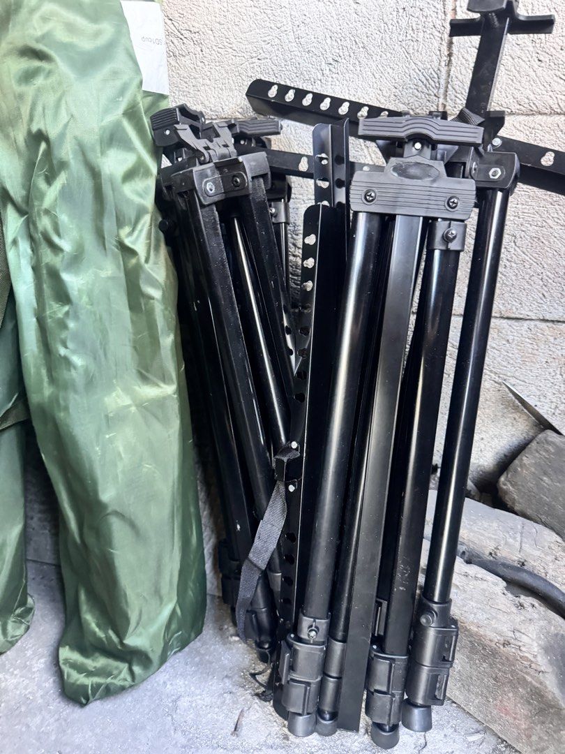5 pcs metal stand portrait (Category: Tripods & Monopods) located in Quezon City. Submitted by mimim07 (Listing ID 1471039993, Image 1). Description: - 5 pcs of black metal portrait stand - Folds up compactly for easy storage and transport - Includes a matching green fabric carrying bag - Sturdy build with adjustable height sections and locking pins - Ready for quick setup - Multiple units available.