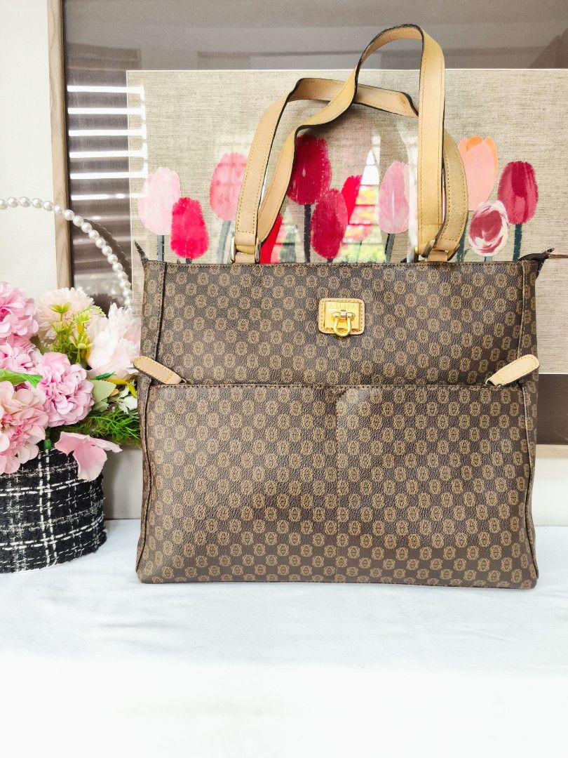 💼 Classic Monogram Brown Tote Bag no 58 (Category: Tote Bags) located in Valenzuela. Submitted by sakura_japan_surplus (Listing ID 1471000743, Image 2). Description: 💼 Classic Monogram Brown Tote Bag Elevate your everyday style with this sophisticated brown monogram tote! Featuring a timeless patterned design, comfortable shoulder handles, gold-tone hardware accents, and a spacious, well-organized interior with multiple pockets. 🇯🇵 Japan Surp