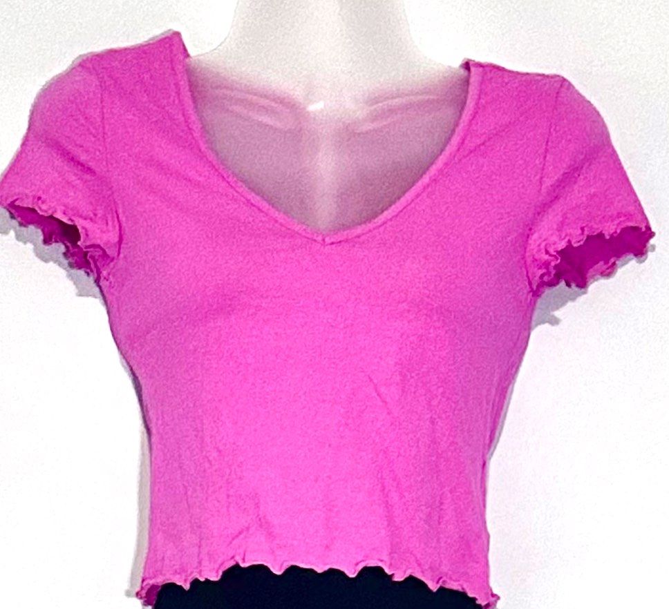💯 H&M Divided Cropped Tee Size: S (Category: Shirts) located in Antipolo. Submitted by shopaho_nique (Listing ID 1470975818, Image 1). Description: ✨💯 H&M Divided Cropped Tee ✨ 📏 Size: S 🛍️ Store-bought ✨ worn once 🎁 Perfect for adding to your personal collection! ✨ PLEASE READ BEFORE PURCHASING ✨ • Items have been stored in the cabinet and may be wrinkled or need ironing. • Colors may vary slightly due to lighting and screen settings. • Ple
