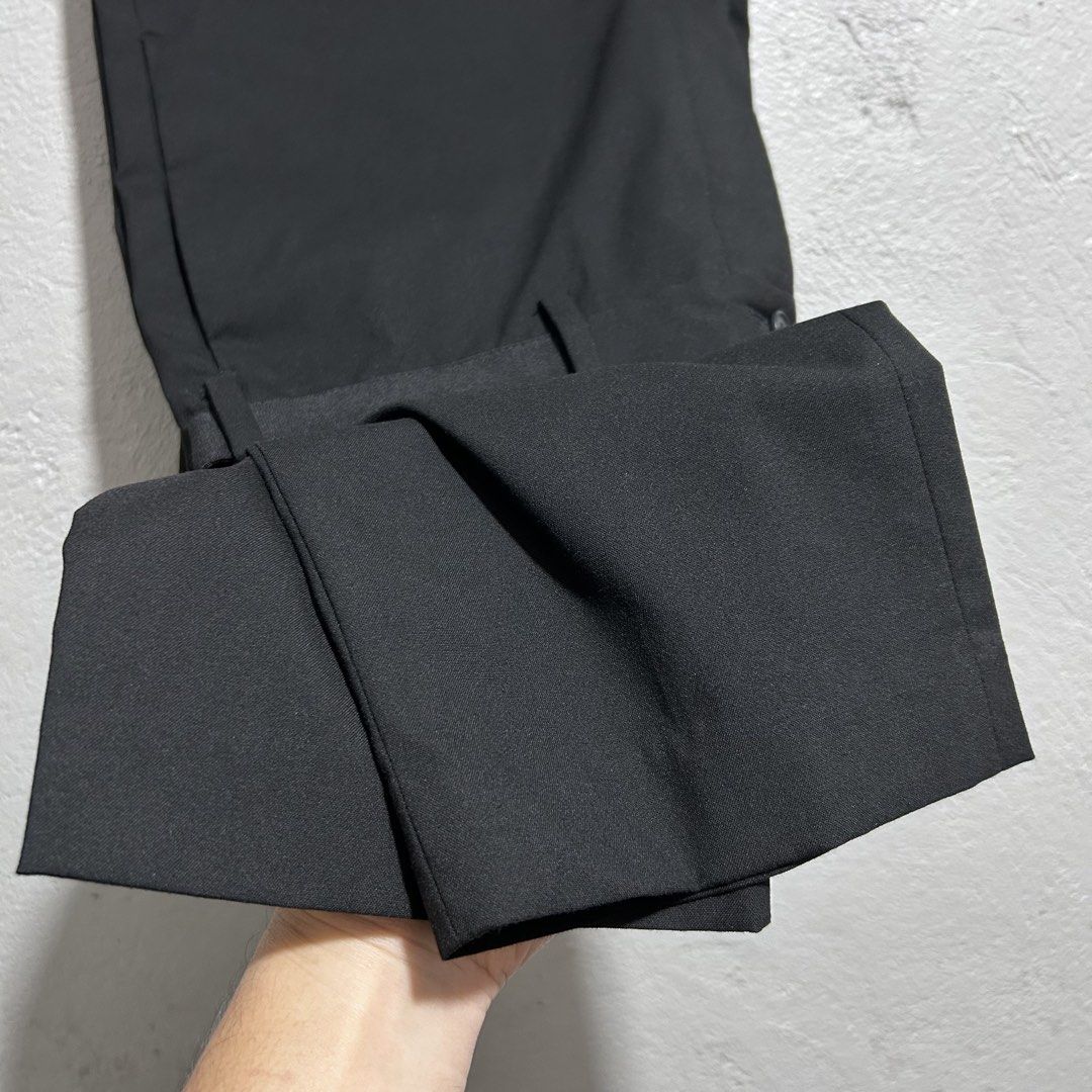 🚹 UNIQLO MENS EZY ANKLE PANTS (Category: Trousers) located in Baguio. Submitted by WEAROLD (Listing ID 1471070698, Image 3). Description: 🚹 UNIQLO MENS EZY ANKLE PANTS •excellent •WAIST 33-36 | LENGTH 37.5 | HEM 7.2 •large on tag 🏷️780 •black RULES & POLICY •pls refer to measurements for fit (pit to pit | shoulder to hem) •limit your expectations mostly are thrifted/used •first to dm will get the item •No return & exchange policy (details are 