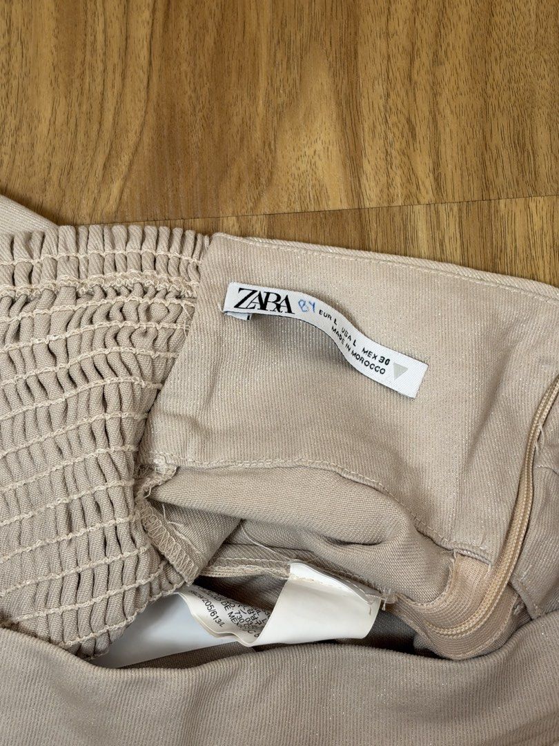 🏷️ ZARA tube top (Category: Sleeveless) located in Pasay City. Submitted by erickaolalu (Listing ID 1470977973, Image 3). Description: • authentic ZARA top • color beige • size L on tag (stretchable) .