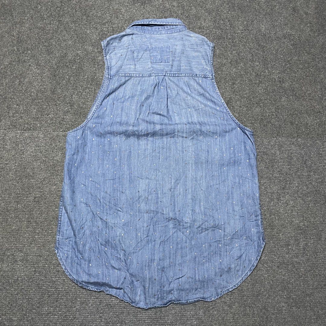 Abercrombie & Fitch moose logo. (Category: Blouses) located in Iloilo. Submitted by 3ift2heav3n (Listing ID 1471073107, Image 2). Description: Abercrombie & Fitch moose logo women's sleeveless denim/chambray button-down shirt with a small polka-dot or dash pattern and a left chest pocket. Authentic Small Excellent condition Waistline 17 Lenght 27.