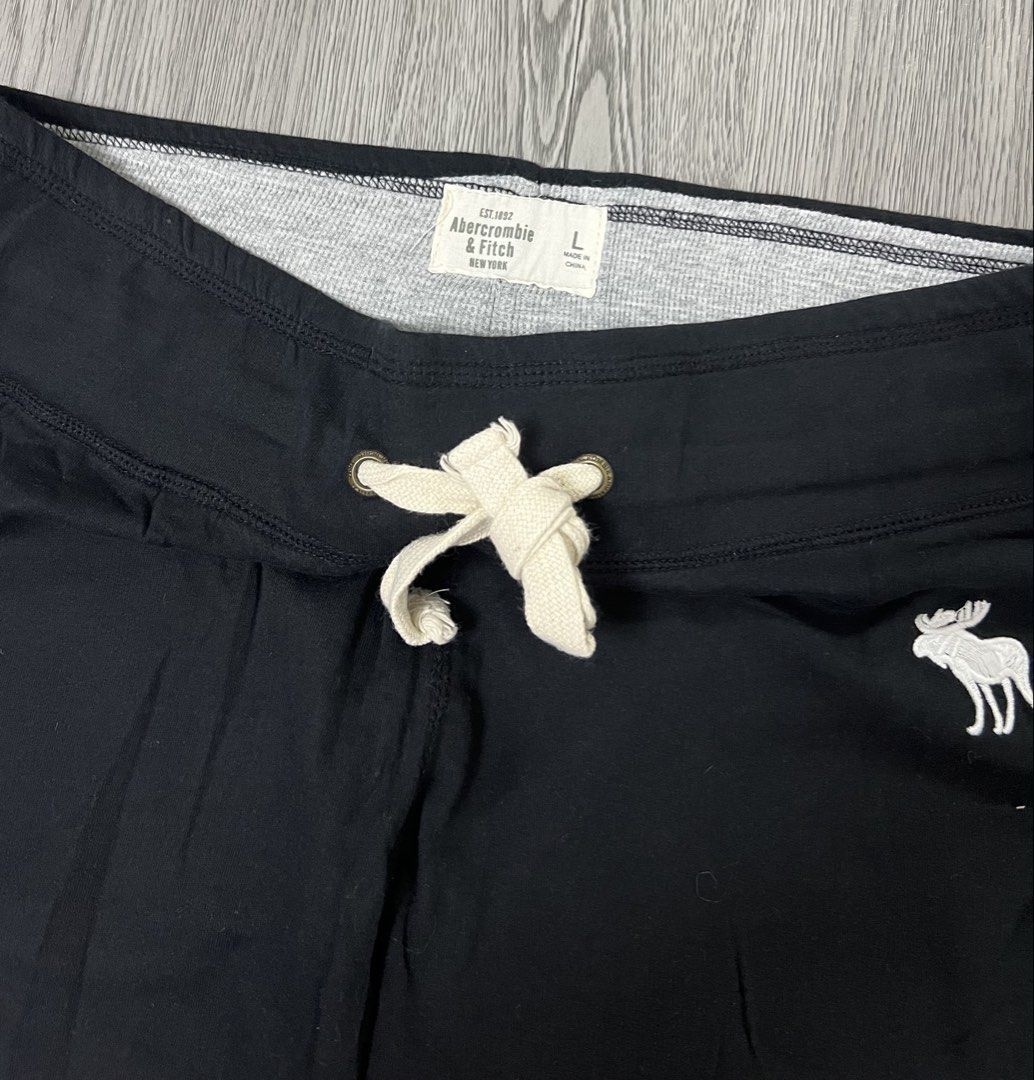 Abercrombie & Fitch sweatpants’ (Category: Other Bottoms) located in Bacoor. Submitted by southlocalgarage (Listing ID 1471102424, Image 2). Description: Abercrombie & Fitch sweatpants’ Excellent condition Waistline-30-34 Length-40 Hem-8 Dm to Purchase📩.