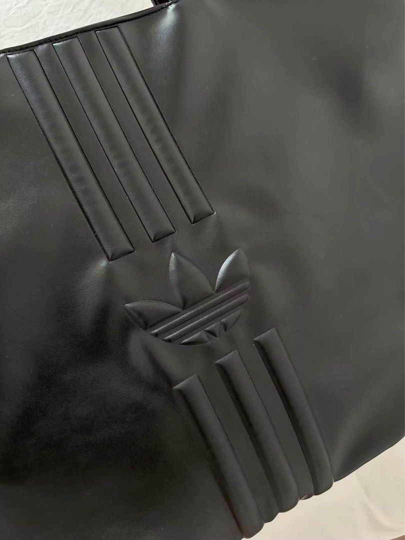 Adidas shoulder bag (Category: Shoulder Bags) located in Manila. Submitted by avery.thing (Listing ID 1470984747, Image 3). Description: .