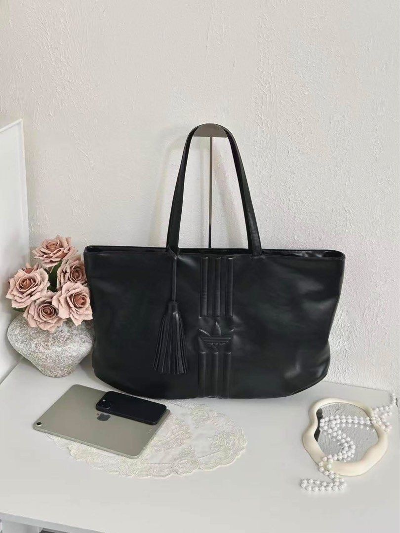 Adidas shoulder bag (Category: Shoulder Bags) located in Manila. Submitted by avery.thing (Listing ID 1470984747, Image 2). Description: .