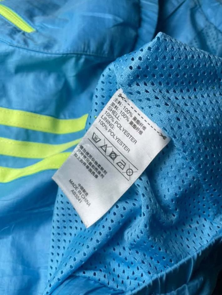 adidas windbreaker jacket (packable hood) (Category: Coats, Jackets and Outerwear) located in Paranaque City. Submitted by thrift_in_the_hoods (Listing ID 1471113848, Image 3). Description: dimes: 21x24.5 issue: none deatils: packable hoodie.
