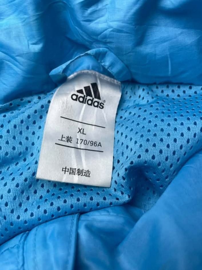 adidas windbreaker jacket (packable hood) (Category: Coats, Jackets and Outerwear) located in Paranaque City. Submitted by thrift_in_the_hoods (Listing ID 1471113848, Image 2). Description: dimes: 21x24.5 issue: none deatils: packable hoodie.