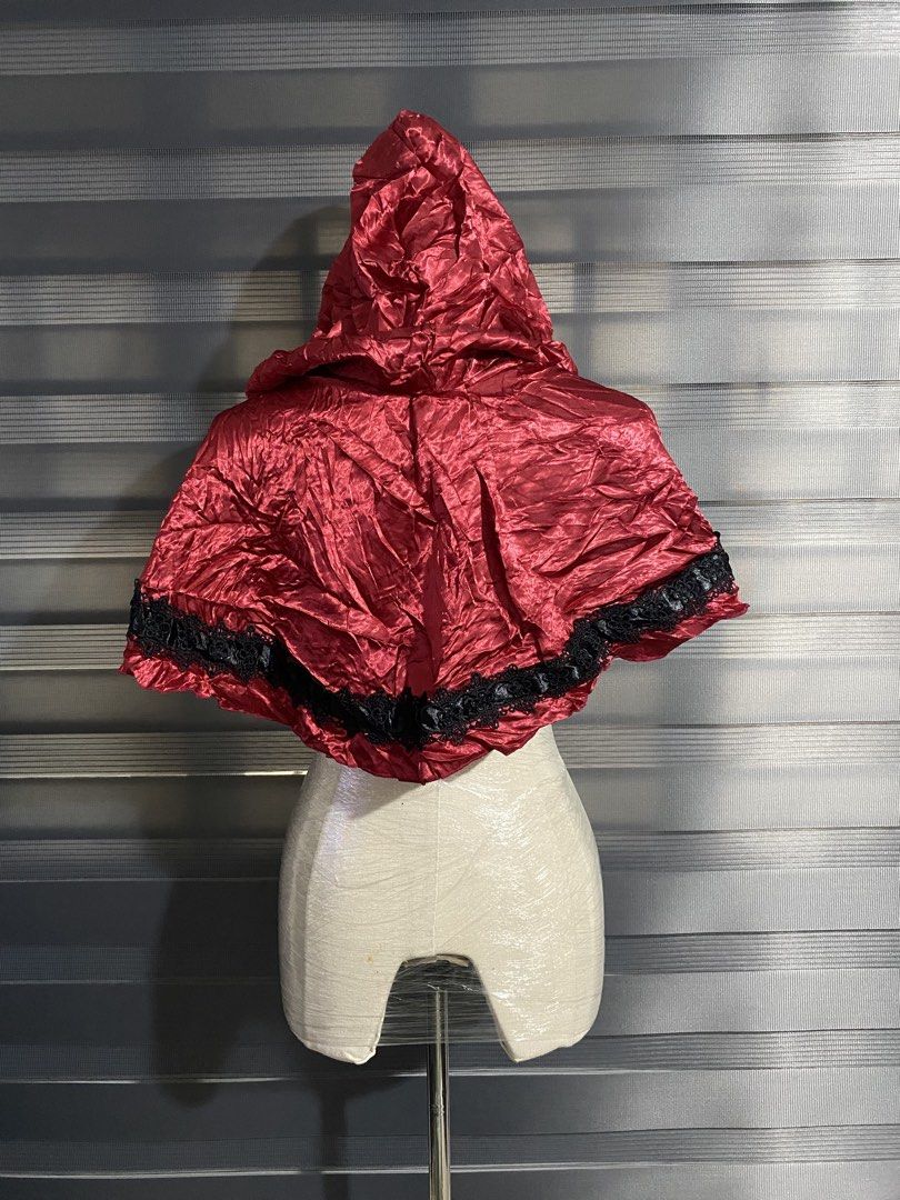 Adult Maroon Cape (Category: Everything Else Others) located in Caloocan City. Submitted by discusonlineshop (Listing ID 1470941079, Image 2). Description: makintab makapal.