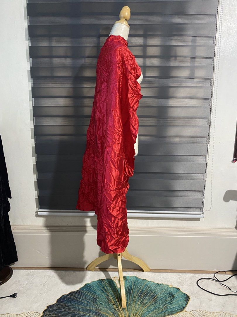 Adult Red Cape 2 (Category: Everything Else Others) located in Caloocan City. Submitted by discusonlineshop (Listing ID 1470940652, Image 3). Description: makapal makintab.