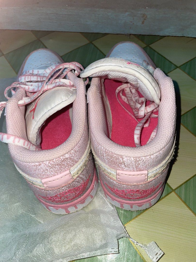 Air Jordan 1 Low (Category: Casual Shoes) located in Manila. Submitted by calmeagle_b3a307 (Listing ID 1471003275, Image 3). Description: 🔥 FOR SALE: AIR JORDAN 1 LOW PINK & WHITE WITH GOLD SWOOSH 🔥 ✨ Classy at unique na design — perfect sa mga mahilig sa clean at aesthetic na sneakers! 👟 Brand: Air Jordan 1 Low 🎨 Color: White / Pink / Gold 📏 Size: US 5.5 | UK 3 | EU 36 | 22.5 cm 🇻🇳 Made in Vietnam 📦 Box: Wala 💖 Features: ✔️ Elegant pink