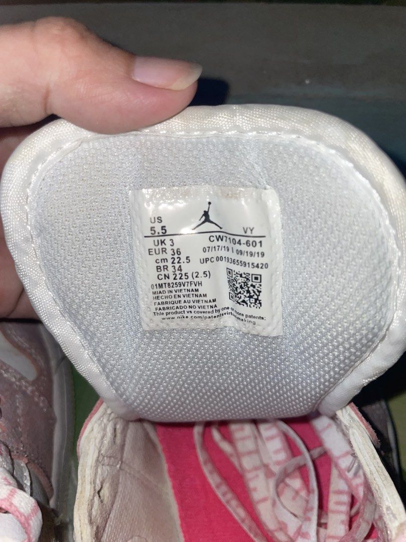 Air Jordan 1 Low (Category: Casual Shoes) located in Manila. Submitted by calmeagle_b3a307 (Listing ID 1471003275, Image 2). Description: 🔥 FOR SALE: AIR JORDAN 1 LOW PINK & WHITE WITH GOLD SWOOSH 🔥 ✨ Classy at unique na design — perfect sa mga mahilig sa clean at aesthetic na sneakers! 👟 Brand: Air Jordan 1 Low 🎨 Color: White / Pink / Gold 📏 Size: US 5.5 | UK 3 | EU 36 | 22.5 cm 🇻🇳 Made in Vietnam 📦 Box: Wala 💖 Features: ✔️ Elegant pink