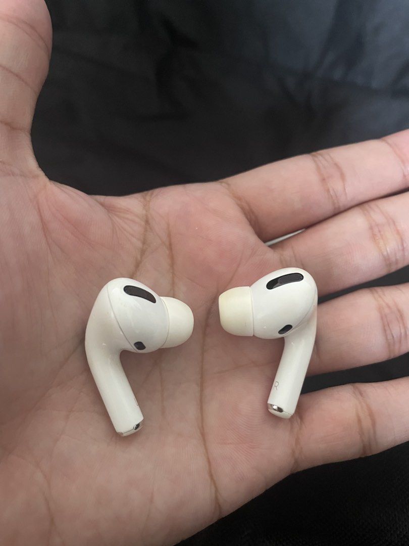 AIRPODS PRO 1ST GEN (Category: Earphones) located in Manila. Submitted by thriftlangto (Listing ID 1470940970, Image 2). Description: FOR SALE AIRPODS PRO GEN 1 NO ISSUE READY TO USE UNLI CHECK UPON MEET UP / MALABON LOCATION.