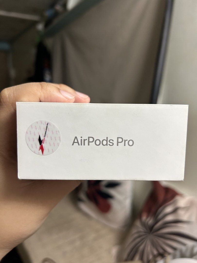 AIRPODS PRO 2nd Gen (Category: Headphones & Headsets) located in Manila. Submitted by boldeagle.74d502 (Listing ID 1470982885, Image 2). Description: FS: Airpods Pro 2 — Brand New & Sealed • Price: ₱7,170 (Slightly negotiable) • Status: 100% Brand New, Factory Sealed pa (May green pull tabs). • Source: Nakuha lang na freebie sa iPhone purchase sa SM. 100% Original Apple. • Warranty: Mag-i-start pa lang ang 1-year official Apple warranty pagka-act