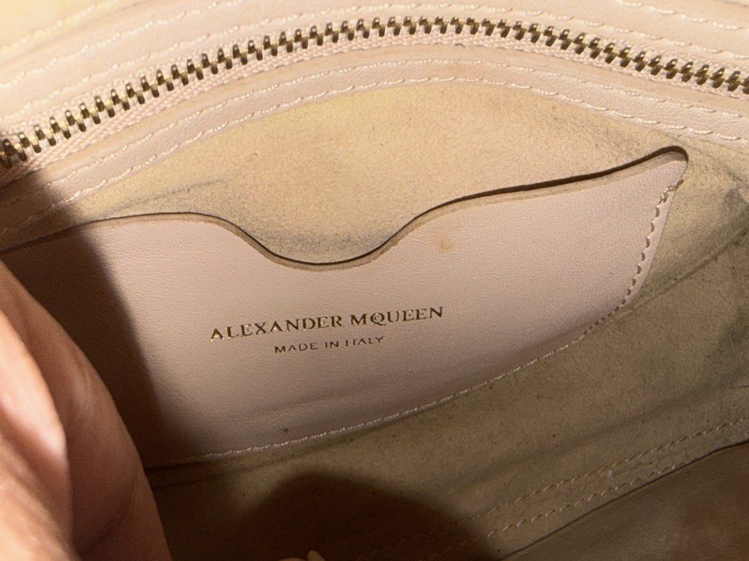 Alexander McQueen Heroine 30 (Category: Luxury Bags & Wallets) located in Caloocan City. Submitted by angelocaig87339 (Listing ID 1470951624, Image 3). Description: .