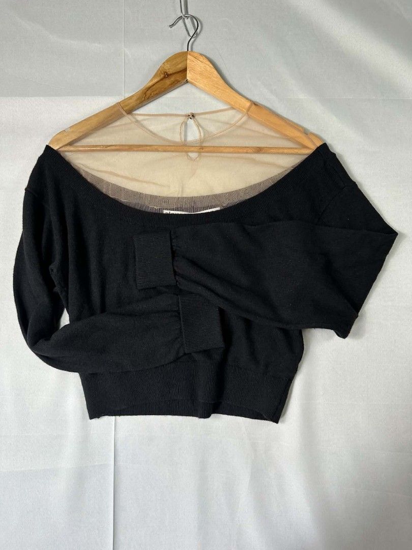 Alexanderwang Black Sweater (Category: Coats, Jackets and Outerwear) located in Caloocan City. Submitted by zealbear_441c38 (Listing ID 1470982831, Image 3). Description: Title - Alexander Wang Model/Name - Size on Tag - Large Conditiion - Excellent Condition with no major issue Dimension (WxLxH) - 19x19 Inches Category- Casual/Outdoor Fitting - True to size Made in - China Material - Wool/Viscose/ Cashmere Color - Black Design - Plain Year - Inc