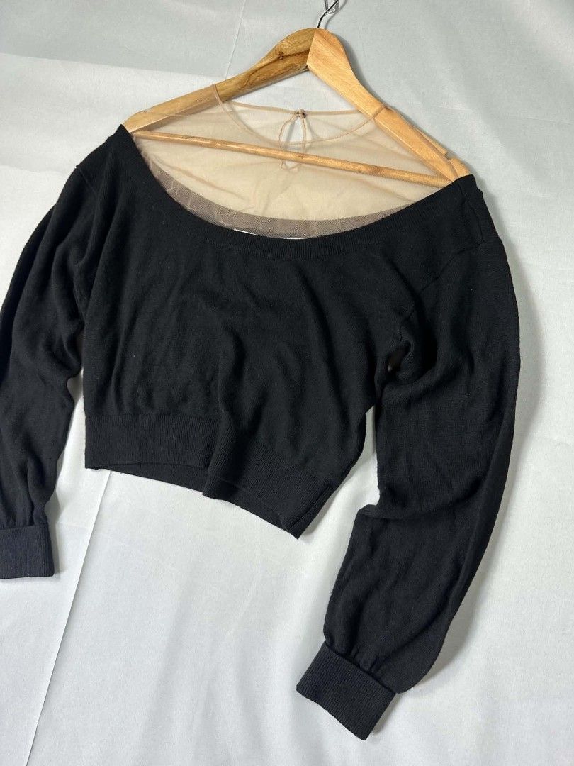 Alexanderwang Black Sweater (Category: Coats, Jackets and Outerwear) located in Caloocan City. Submitted by zealbear_441c38 (Listing ID 1470982831, Image 2). Description: Title - Alexander Wang Model/Name - Size on Tag - Large Conditiion - Excellent Condition with no major issue Dimension (WxLxH) - 19x19 Inches Category- Casual/Outdoor Fitting - True to size Made in - China Material - Wool/Viscose/ Cashmere Color - Black Design - Plain Year - Inc