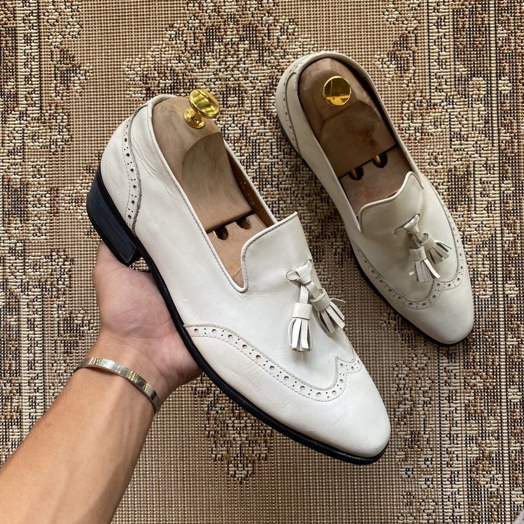 All Classic White Tassel Loafers (Category: Casual Shoes) located in Manolo Fortich. Submitted by thriftstr.co (Listing ID 1470979859, Image 1). Description: All Classic Tassel Loafers In White 9 US / 42.5 EU / 27 CM Excellent Condition .
