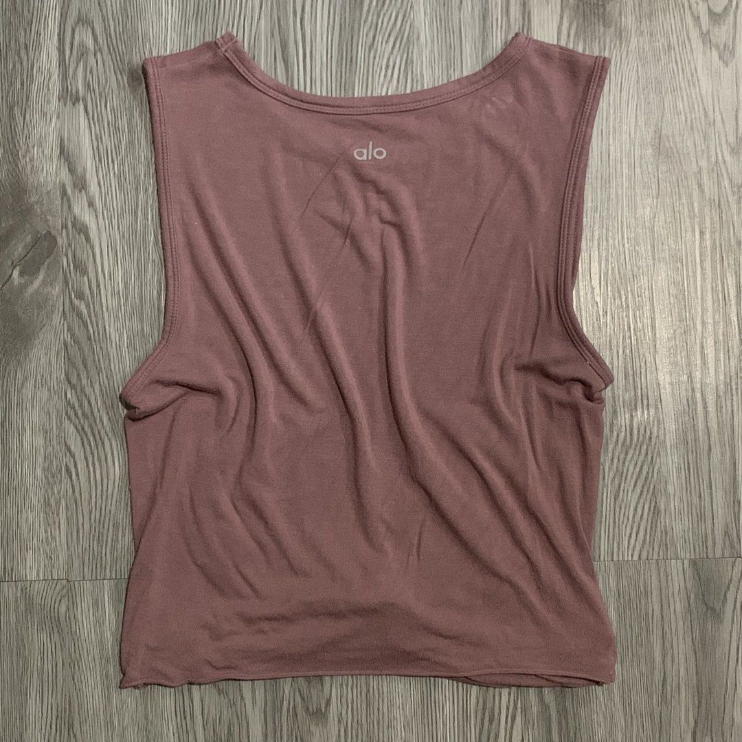 Alo Yoga Cover Tank (Category: Activewear) located in Los Banos. Submitted by darlingg01 (Listing ID 1471031730, Image 3). Description: Medium Issue: cut tag only.