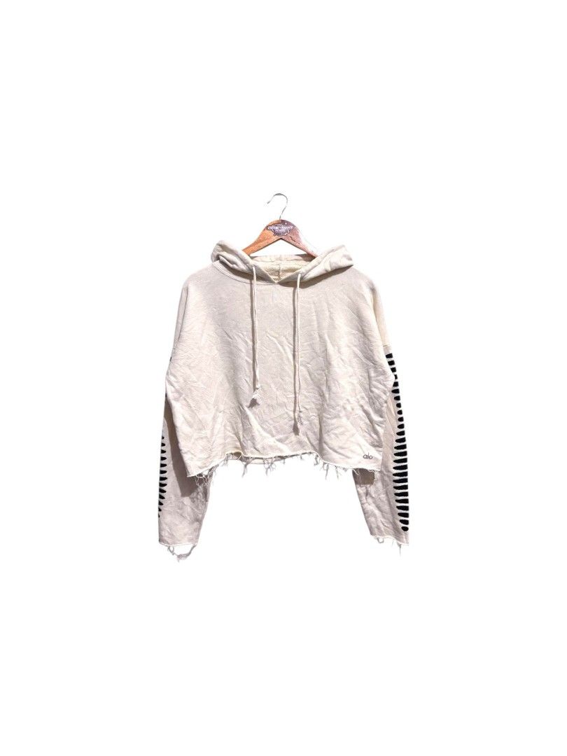 Alo Yoga Cream Pullover Hoodie (Category: Coats, Jackets and Outerwear) located in Bauan. Submitted by onetwothrift2 (Listing ID 1471083035, Image 1). Description: Alo Yoga Cream Pullover Crop Hoodie Size: Small- Large Dimes: L17 W24 Color rate: 9.5/10 Excellent condition Mine: 800.