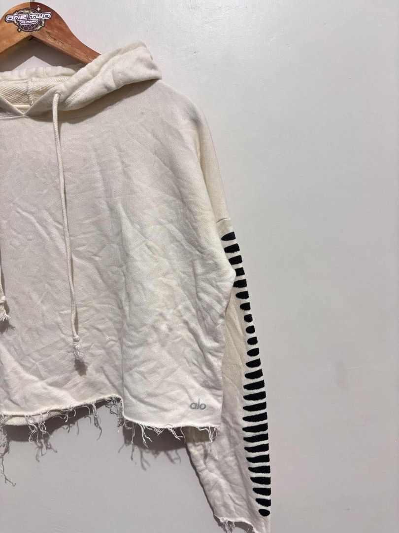 Alo Yoga Cream Pullover Hoodie (Category: Coats, Jackets and Outerwear) located in Bauan. Submitted by onetwothrift2 (Listing ID 1471083035, Image 2). Description: Alo Yoga Cream Pullover Crop Hoodie Size: Small- Large Dimes: L17 W24 Color rate: 9.5/10 Excellent condition Mine: 800.