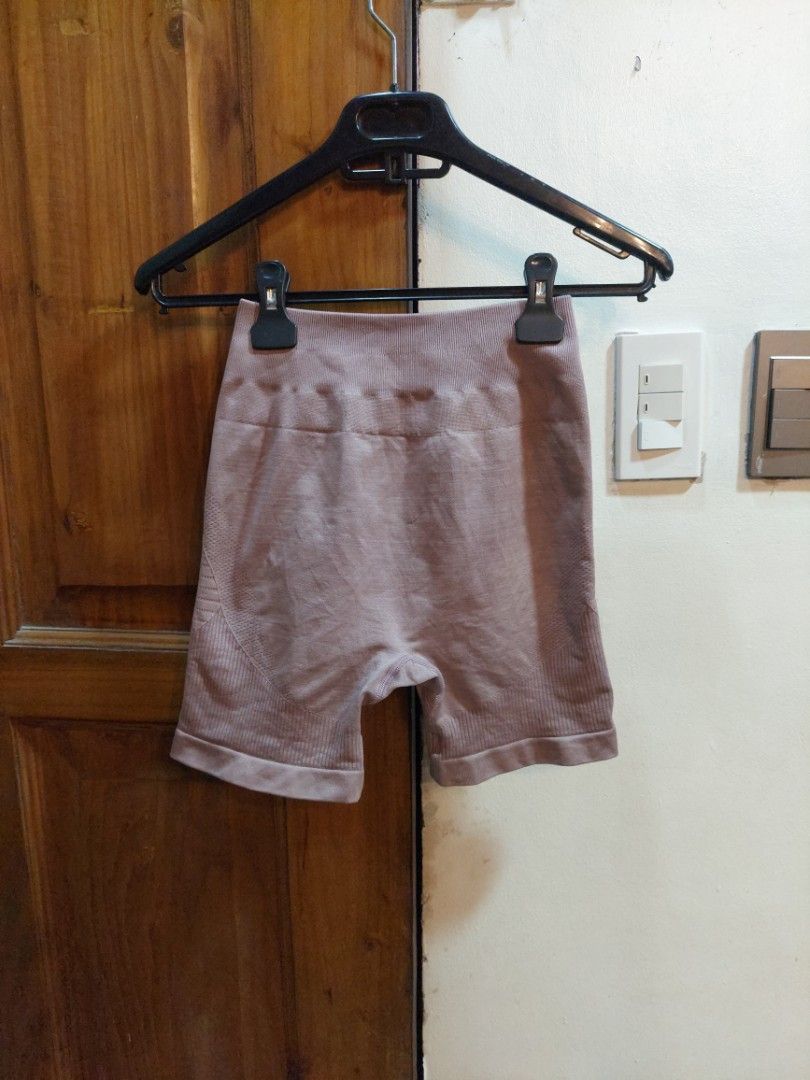 ALPHALETE OZONE SHORTS (Category: Activewear) located in San Pedro. Submitted by cyanide.slug.cat (Listing ID 1471024677, Image 2). Description: xs 20-26" waist 14" length.