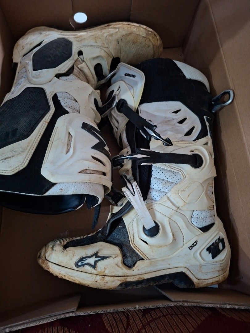 Alpinestars Tech 10 Supervented White Size 9 US (Category: Boots) located in Pasay City. Submitted by kentian25 (Listing ID 1471049415, Image 3). Description: - Brand: Alpinestars - Model: Tech 10 Supervented - Color: White - Size: US 9 / EUR 43 - Origin: Made in Croatia - Condition: Used with standard dirt marks and scuffs from riding - Hardware: All buckles and straps are intact and working - Packaging: Includes original box.