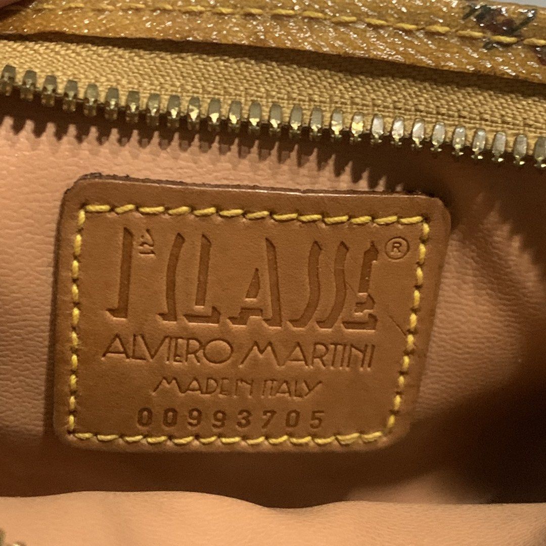 Alviero Martini - Coin Purse (Category: Luxury Bags & Wallets) located in Dagupan City. Submitted by .archivefashion (Listing ID 1471030369, Image 3). Description: Condition: 9.5/10 Flaws: None.