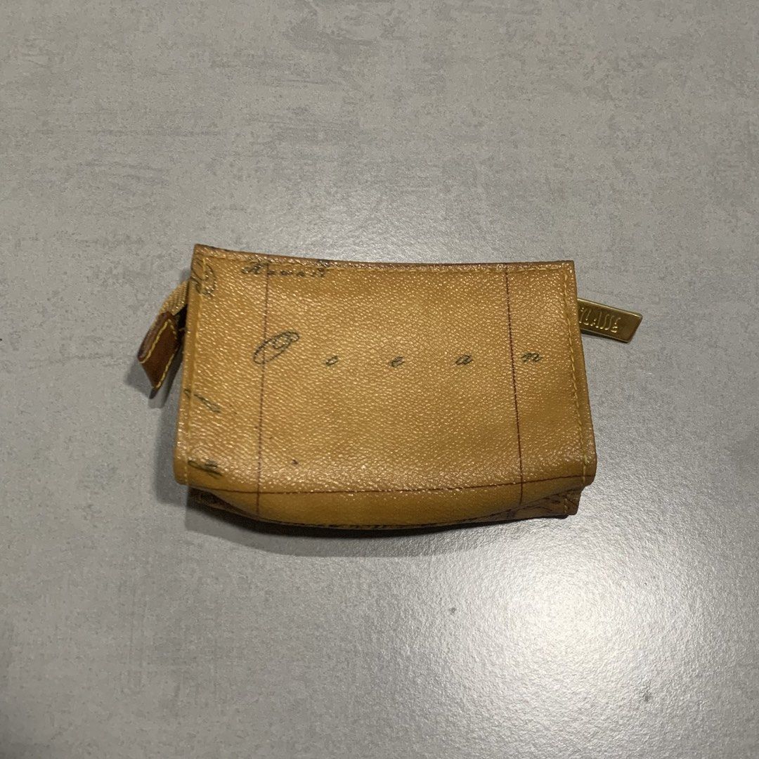 Alviero Martini - Coin Purse (Category: Luxury Bags & Wallets) located in Dagupan City. Submitted by .archivefashion (Listing ID 1471030369, Image 2). Description: Condition: 9.5/10 Flaws: None.