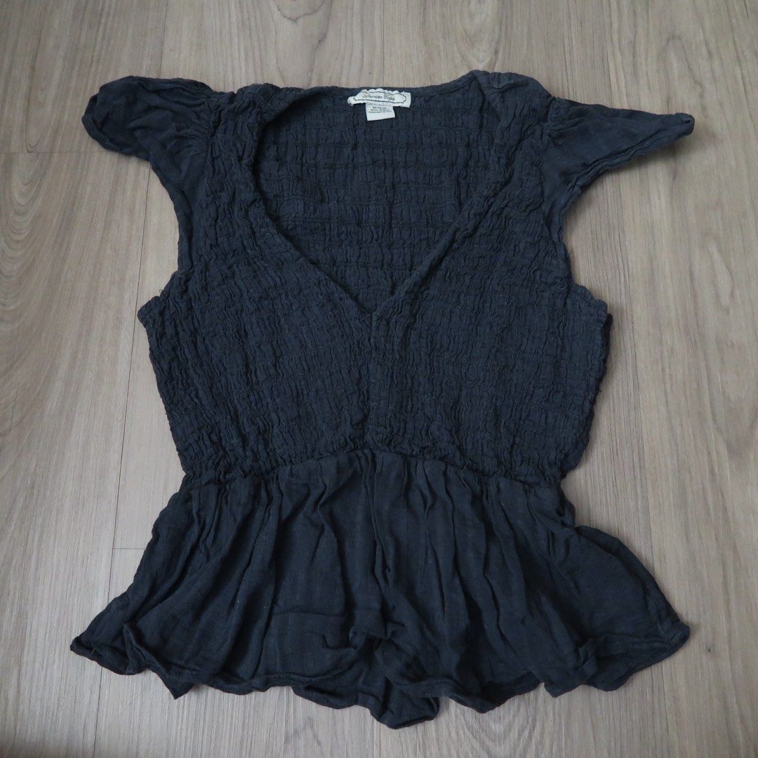 American Eagle Smocked Peplum Top Dark Gray Size M (Category: Sleeveless) located in Manila. Submitted by mixi_lexi (Listing ID 1471038292, Image 1). Description: - Brand: American Eagle - Size: Medium - Color: Dark gray - Design: Smocked bodice, deep V-neckline, short cap sleeves, and flowy peplum hem - Material: Lightweight fabric with a crinkled texture (Made in India) - Condition/Style: Easy to dress up or down for casual or formal looks.