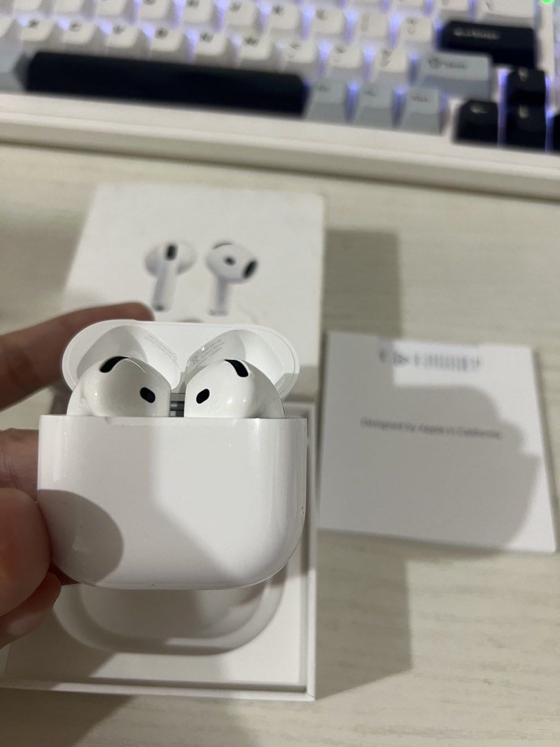 apple airpods (Category: Earphones) located in Quezon City. Submitted by fast_yannny (Listing ID 1470989060, Image 2). Description: .