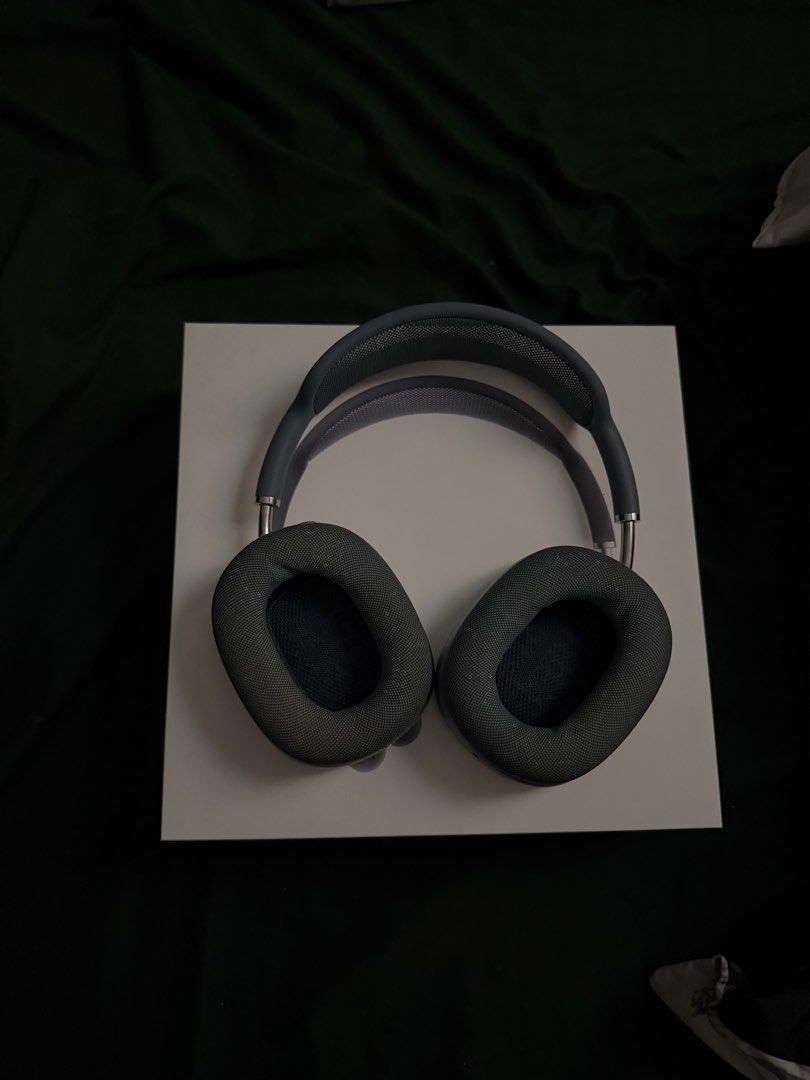 Apple AirPods Max 2 Midnight Blue (Category: Headphones & Headsets) located in San Fernando. Submitted by spicynoodles0up (Listing ID 1471007251, Image 2). Description: - Authentic Apple AirPods Max (Midnight Blue) - Over-ear design with breathable mesh canopy and acoustic foam cushions - Premium active noise cancellation and immersive sound quality - Excellent, clean condition (headband and ear cups are well-kept) - Includes original smart case 