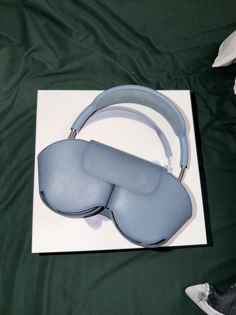 Apple AirPods Max 2 Midnight Blue (Category: Headphones & Headsets) located in San Fernando. Submitted by spicynoodles0up (Listing ID 1471007251, Image 3). Description: - Authentic Apple AirPods Max (Midnight Blue) - Over-ear design with breathable mesh canopy and acoustic foam cushions - Premium active noise cancellation and immersive sound quality - Excellent, clean condition (headband and ear cups are well-kept) - Includes original smart case 
