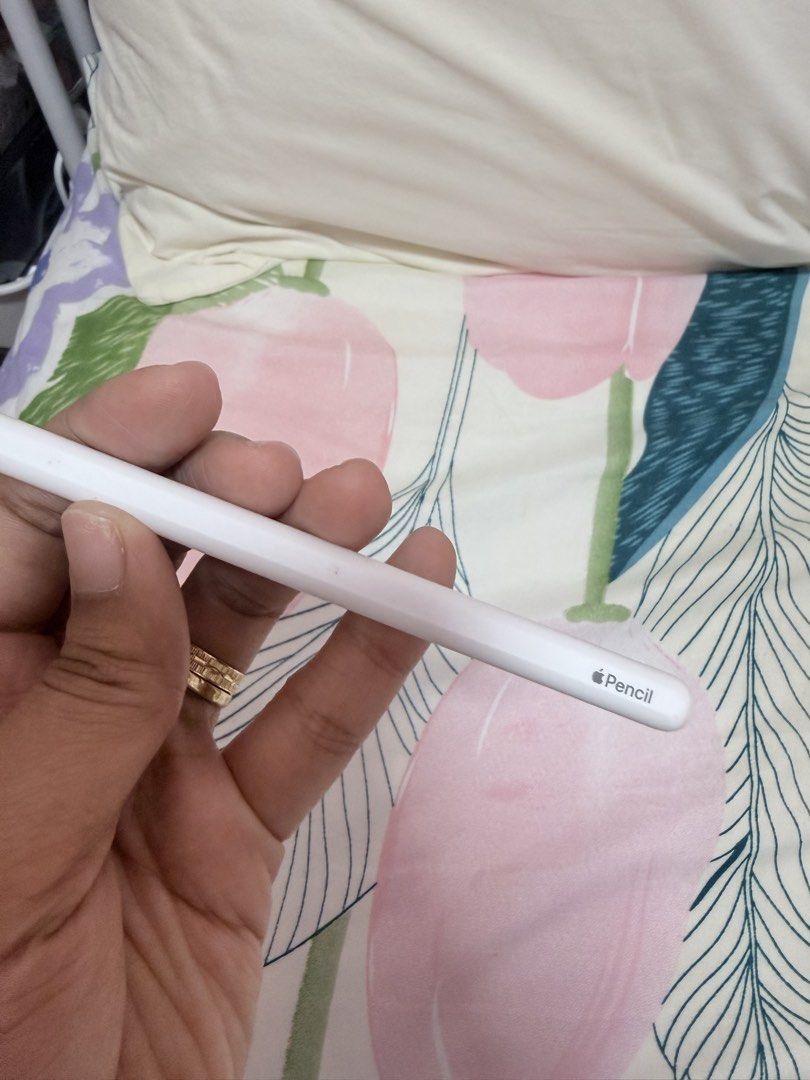 Apple Pencil 2nd gen (Category: Other Accessories) located in Manila. Submitted by cacarooni (Listing ID 1470945697, Image 2). Description: Selling my Apple Pencil Used for months lang then na stock na😅 May mga dirt na hindi na natanggal kasi nastock nalang😅 RFs. Na benta na ipad. .