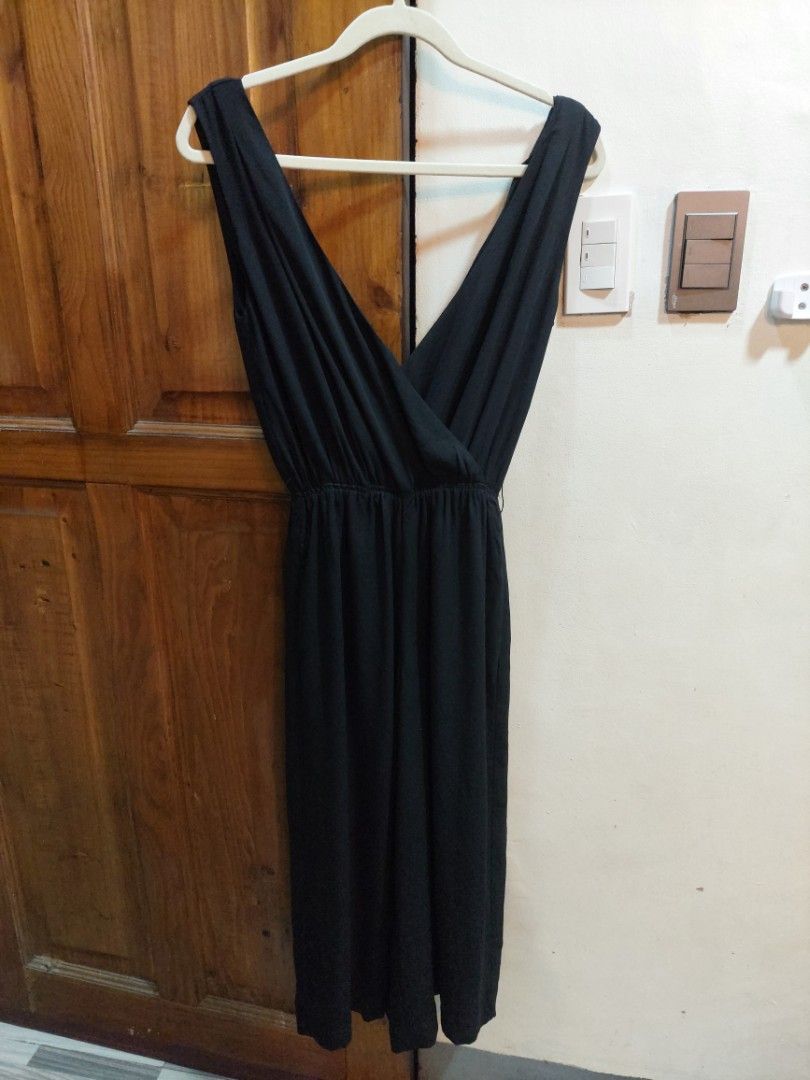 ARITZIA BABATON MAXIMILLIAN JUMPSUIT (Category: Jumpsuits) located in San Pedro. Submitted by cyanide.slug.cat (Listing ID 1471038423, Image 3). Description: xs 22-28" waist 48" length missing tie belt.