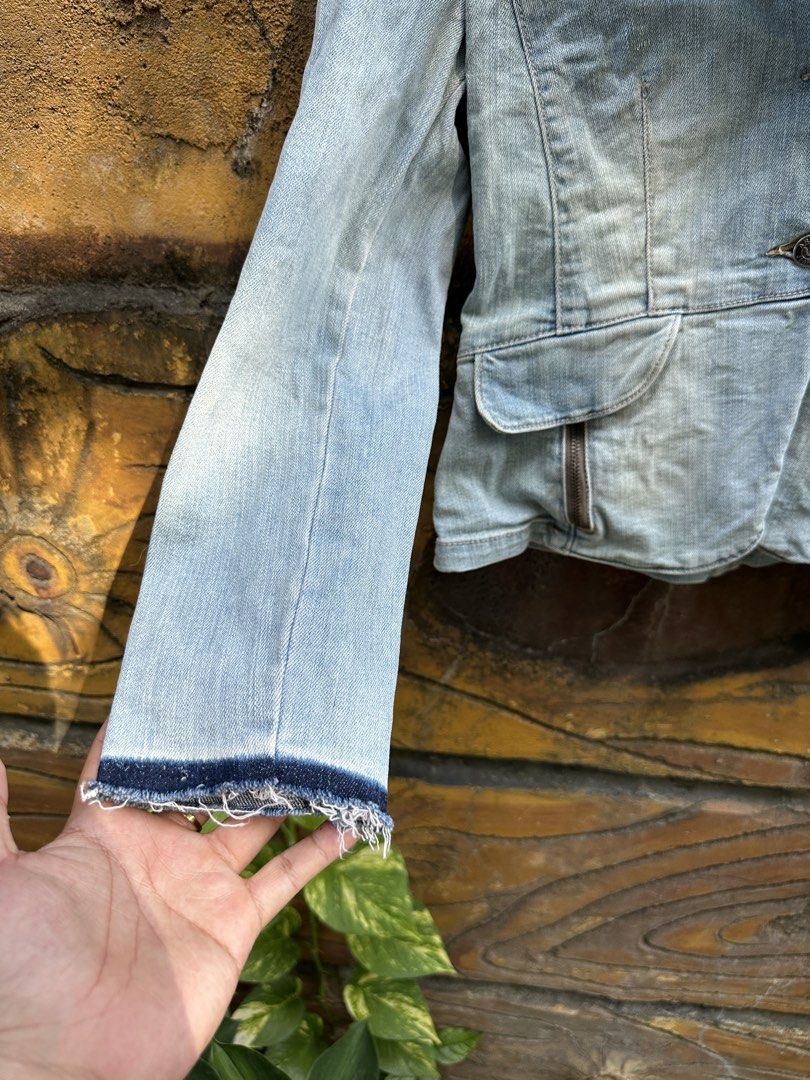 Armani Jeans Light Wash Denim Blazer Jacket (Category: Coats, Jackets and Outerwear) located in Urdaneta. Submitted by redeemedcollective (Listing ID 1471063884, Image 2). Description: Armani Jeans (AJ) Light-wash denim blazer featuring a tailored silhouette, notched lapels, branded metal buttons, and contrasting dark denim accents at the sleeve cuffs. Details: • Light blue washed denim • Tailored, structured silhouette • Two-button front closure