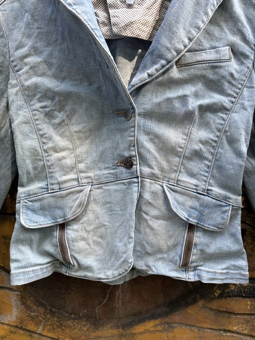Armani Jeans Light Wash Denim Blazer Jacket (Category: Coats, Jackets and Outerwear) located in Urdaneta. Submitted by redeemedcollective (Listing ID 1471063884, Image 3). Description: Armani Jeans (AJ) Light-wash denim blazer featuring a tailored silhouette, notched lapels, branded metal buttons, and contrasting dark denim accents at the sleeve cuffs. Details: • Light blue washed denim • Tailored, structured silhouette • Two-button front closure