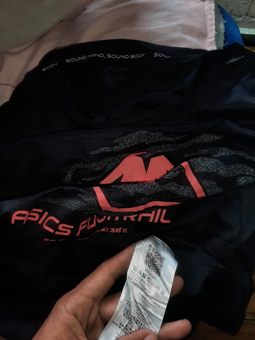 ASICS RUNNING FUJITRAIL LOGO SS TOP (Category: Activewear) located in Himamaylan. Submitted by thriftsouth6108 (Listing ID 1471066419, Image 3). Description: ASICS RUNNING FUJITRAIL LOGO SS TOP Size: L Dimensions: 20 x 26 Good as new No issue Can do shipping nationwide J&T Courier.
