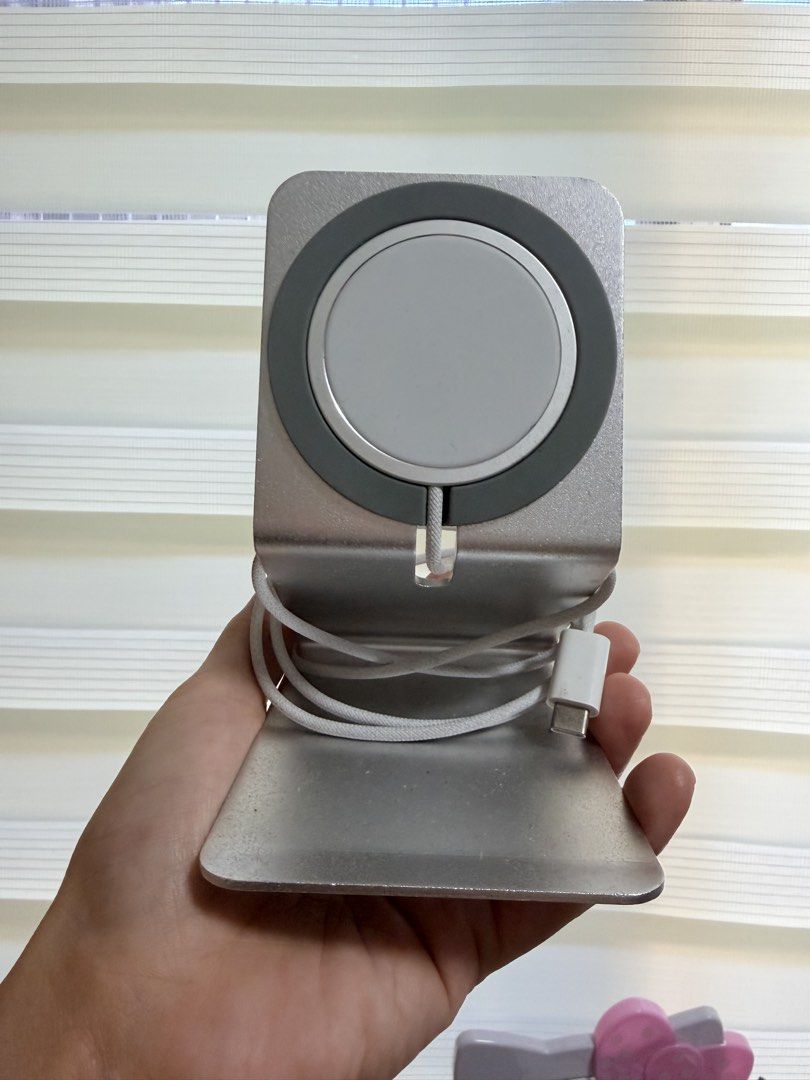 Auth Apple Magsafe Charger (Category: Chargers & Cables) located in Marikina City. Submitted by ukayshopping (Listing ID 1471012280, Image 1). Description: Rarely used. Like new. Original Apple. 1 meter cord. Inclusion: Metal holder .