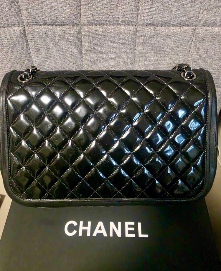 Authentic Chanel Single Flap Lambskin Leather Bag🖤 (Category: Luxury Bags & Wallets) located in Cebu City. Submitted by luxurycollectionhouse (Listing ID 1470982264, Image 2). Description: With Original Chanel Box And Dustbag. With Entrupy Certificate..