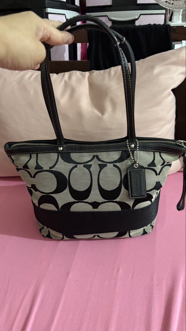Authentic Coach shoulder bag (Category: Shoulder Bags) located in Manila. Submitted by bigpinkheart (Listing ID 1471054718, Image 2). Description: Authentic Coach shoulder bag Medium size See pics to appreciate Manila area.