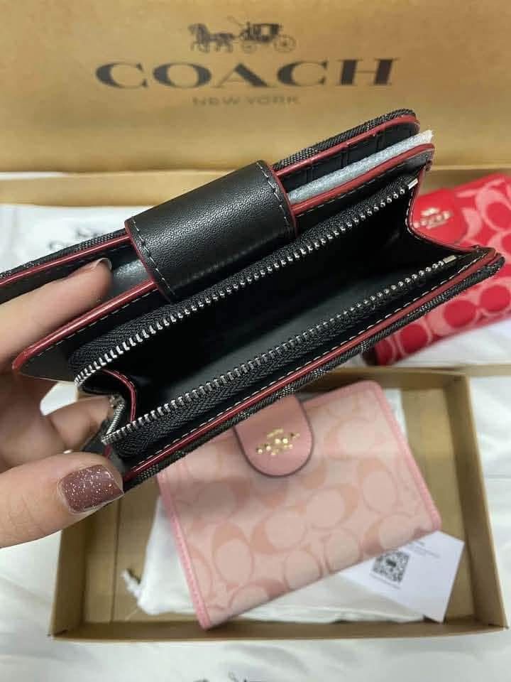 🇺🇸AUTHENTIC COACH WALLET🇺🇸 (Category: Wallets & Card holders) located in Manila. Submitted by rmcs.luxwatches (Listing ID 1471071599, Image 3). Description: .