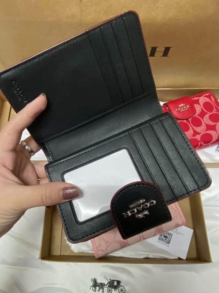🇺🇸AUTHENTIC COACH WALLET🇺🇸 (Category: Wallets & Card holders) located in Manila. Submitted by rmcs.luxwatches (Listing ID 1471071599, Image 2). Description: .
